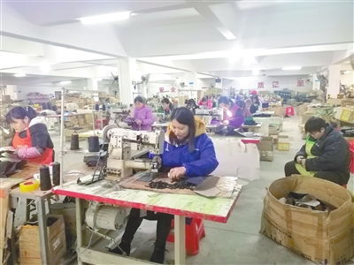 江西贛縣區(qū) 易地搬遷圓安居夢，工藝品產(chǎn)業(yè)鋪就致富路